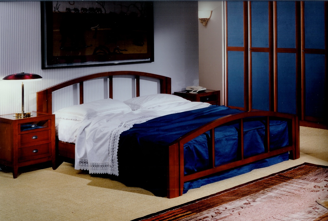Camera in legno ciliegio e pannelli di tessuto